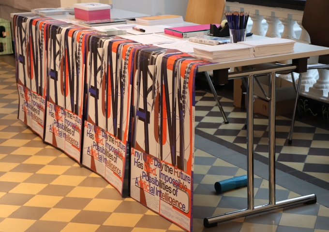 Tisch, an den Konferenz-Poster aufgehängt sind