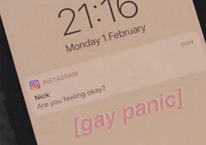 Screenshot eines Smartphones, das die Textmessage "Are you feeling ok?" zeigt, darunter steht Gay Panic