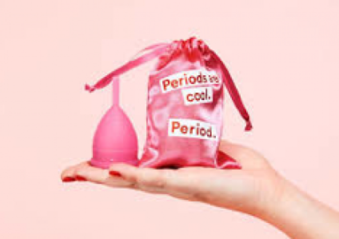 Menstruationstasse mit Satinsäckchen auf Monki Online