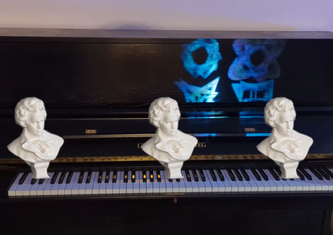Ein Klavier auf dem drei Beethoven-Büsten platziert sind