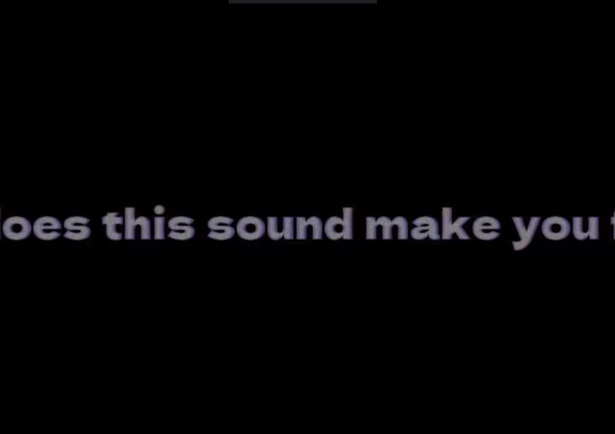 Ein schwarzer Screen mit einem Schriftzug in der Mitte, auf dem steht: "How does this sound make you feel?"