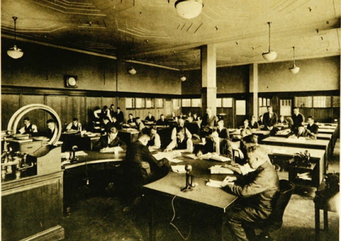 Employees of the «Detroit News» telegraphing messages, 1918. Image source: https://www.flickr.com/photos/internetarchivebookimages/14591278788/