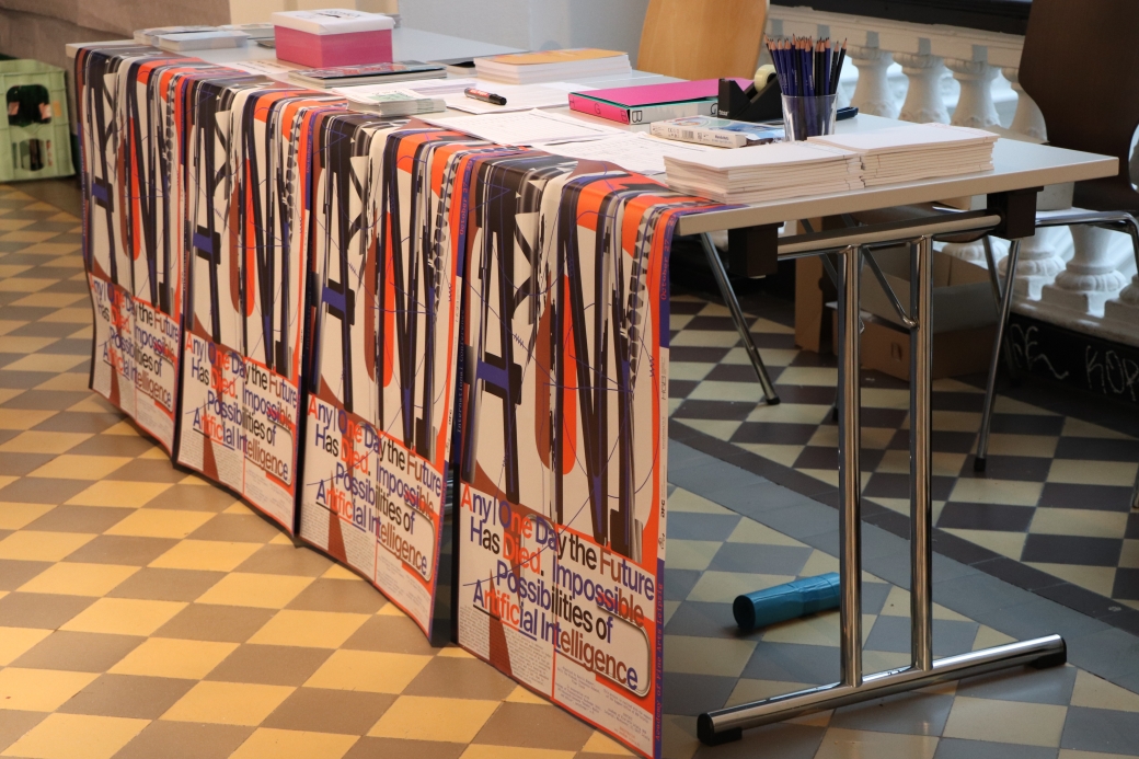 Tisch, an den Konferenz-Poster aufgehängt sind