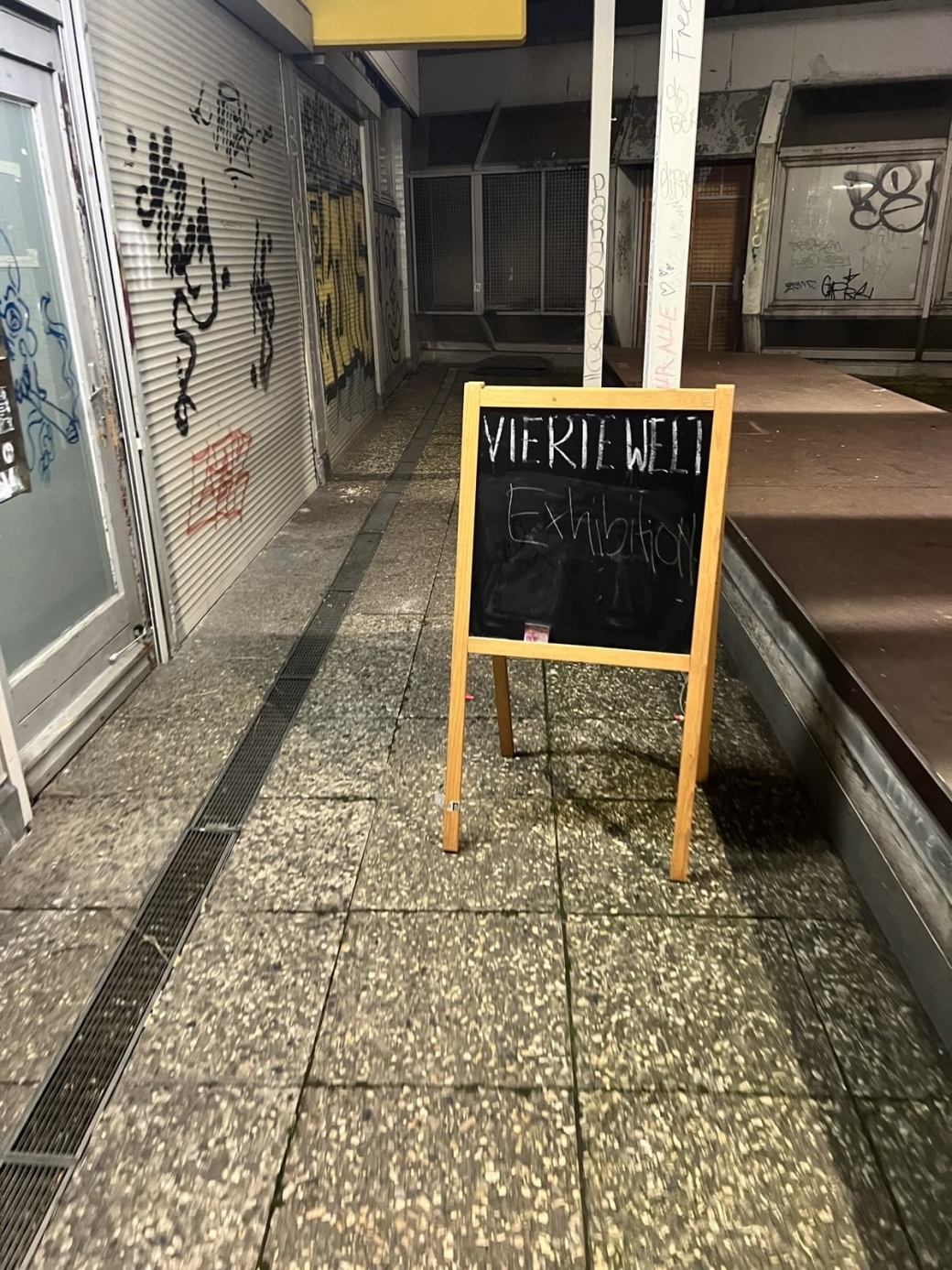 Aufsteller vor einem Eingang zu einer Ausstellung 