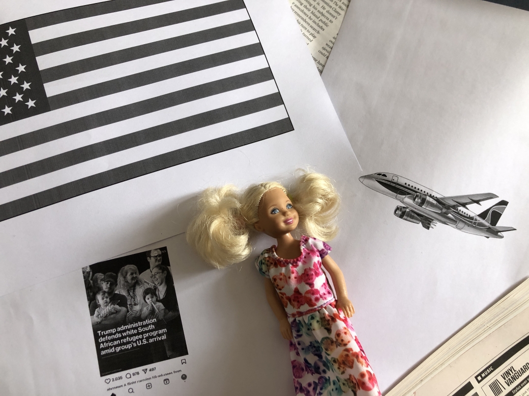 Schwarz-Weiße Collage zeigt eine weiße lächelnde Puppe in geblümtem Kleid, die auf sich überlappenden Ausdrucken liegt, von denen einer die amerikanische Flagge angeschnitten zeigt, sowie ein generisches Flugzeug und die Schlagzeile einer Newsmeldung auf Englisch