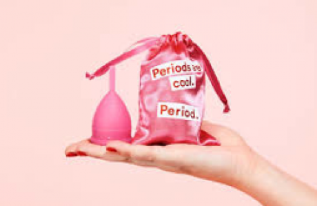 Menstruationstasse mit Satinsäckchen auf Monki Online
