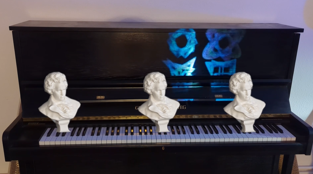 Ein Klavier auf dem drei Beethoven-Büsten platziert sind