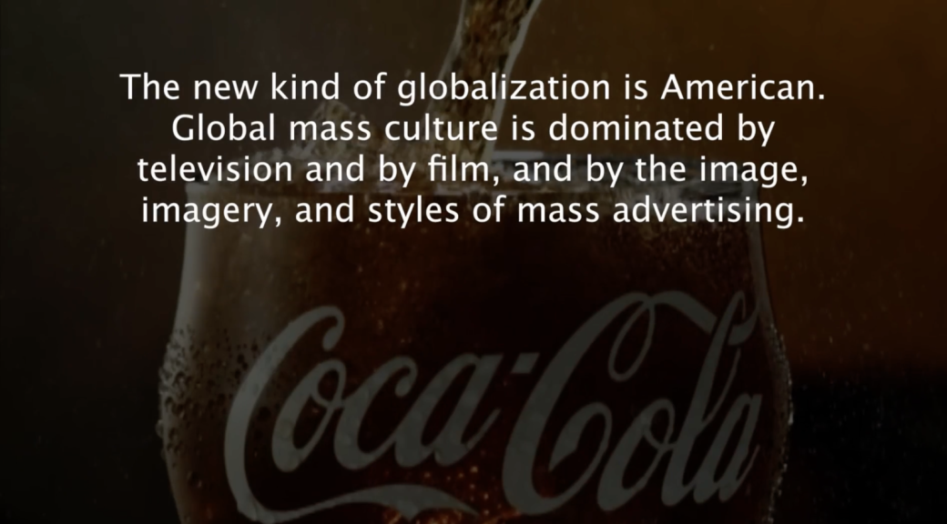 Eine Cola-Flasche im Hintergrund. Darauf eingeblendeter weißer Text.